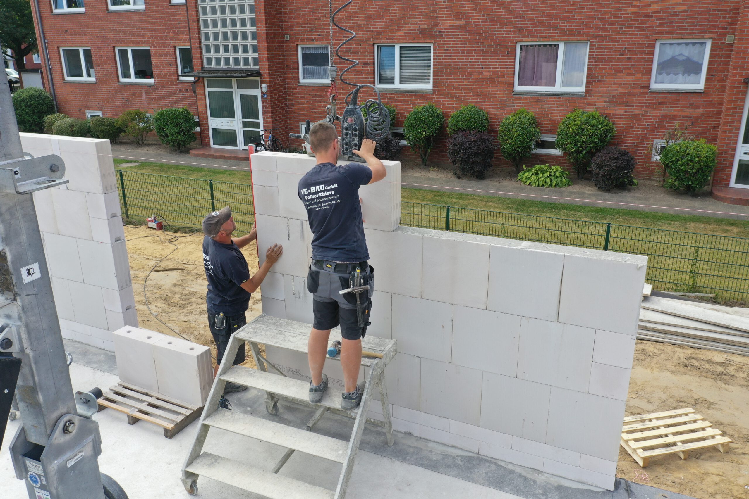 Zwei Mitarbeiter von VE-Bau führen Maurerarbeiten für einen schlüsselfertigen Bau in Schleswig-Holstein aus.